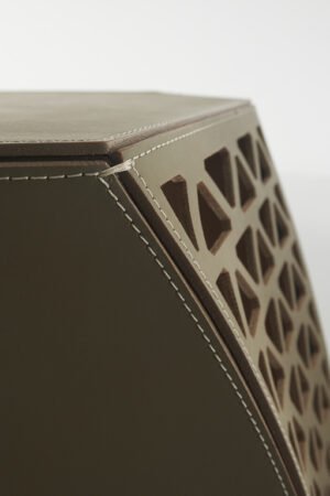 Hudson | Table basse design haut de gamme Poltrona Frau, structure tubulaire métal canon de fusil, plateau en tôle et bouleau noir, revêtement cuir Cuoio Saddle Extra, double fonctionnalité table-pouf, disponible chez D-Style Interior