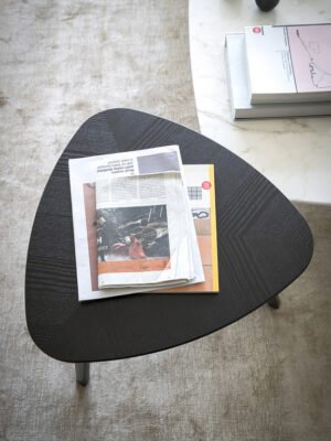 Fiorile | Table basse design haut de gamme triangulaire Poltrona Frau, piètement frêne moka ou wengé, plateau bois ou marbre Calacatta, formes modulables, disponible chez D-Style Interior