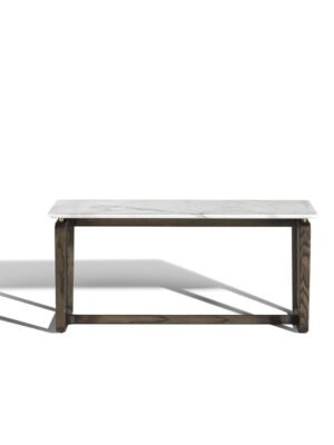 Fidelio | Table basse design haut de gamme Poltrona Frau rectangulaire, piètement en frêne massif moka ou wengé, plateau en marbre ou cuir Saddle Extra et Pelle Frau®, détails en laiton, disponible chez D-Style Interior