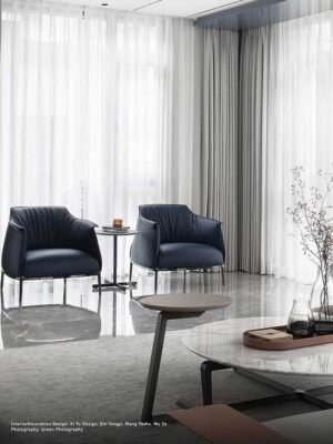 Fidelio | Table basse design haut de gamme Poltrona Frau elliptique, piètement en frêne massif moka ou wengé, plateau cuir Saddle Extra et Pelle Frau®, détails laiton, disponible chez D-Style Interior