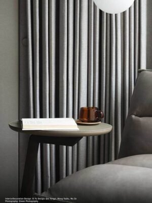 Fidelio | Table basse design haut de gamme Poltrona Frau elliptique, piètement en frêne massif moka ou wengé, plateau cuir Saddle Extra et Pelle Frau®, détails laiton, disponible chez D-Style Interior