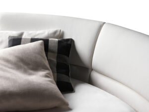 Lullaby Due lit + draps design haut de gamme par Poltrona Frau en cuir Pelle Frau® avec tête de lit pivotante, design haut de gamme italien chez D-Style Interior