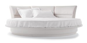 Lullaby Due lit + draps design haut de gamme par Poltrona Frau en cuir Pelle Frau® avec tête de lit pivotante, design haut de gamme italien chez D-Style Interior