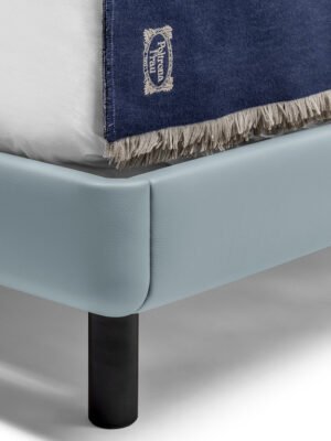 Ferdinandea Lit + Boiserie design haut de gamme par Poltrona Frau en cuir Pelle Frau® avec tête de lit matelassée et boiserie coordonnée, design italien chez D-Style Interior.