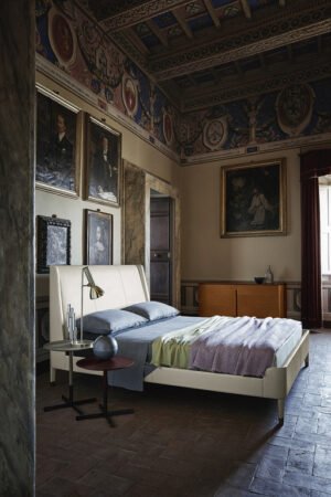 Suzie Wong Lit design haut de gamme par Poltrona Frau avec tête de lit rembourrée en cuir Pelle Frau® et pieds effilés, design italien chez D-Style Interior