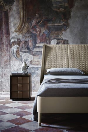 Suzie Wong Lit design haut de gamme par Poltrona Frau avec tête de lit rembourrée en cuir Pelle Frau® et pieds effilés, design italien chez D-Style Interior