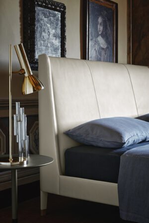 Suzie Wong Lit design haut de gamme par Poltrona Frau avec tête de lit rembourrée en cuir Pelle Frau® et pieds effilés, design italien chez D-Style Interior