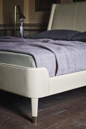 Suzie Wong Lit design haut de gamme par Poltrona Frau avec tête de lit rembourrée en cuir Pelle Frau® et pieds effilés, design italien chez D-Style Interior