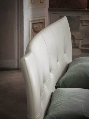 Aurora Due Lit avec coffre design haut de gamme en cuir Pelle Frau® par Poltrona Frau, design italien contemporain, disponible chez D-Style Interior