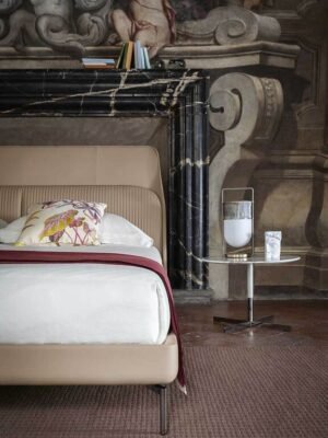 Coupè Lit design haut de gamme en cuir Pelle Frau® par Poltrona Frau, tête de lit rembourrée et design minimaliste, disponible chez D-Style Interior