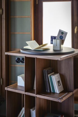 Bibliothèque design haut de gamme Turner par Poltrona Frau, structure noyer Canaletto avec plateaux tournants, disponible chez D-Style Interior