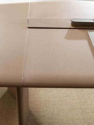 Trust | Bureau design haut de gamme Iconic Poltrona Frau par Lievore – Altherr – Park, bureau de direction en cuir Pelle Frau® ou Techno Wood, disponible chez D-Style Interior