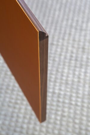 Bibliothèque design haut de gamme Mi Cabinet bas par Poltrona Frau, 4 portes accordéon avec cuir Saddle Extra canneté et plateau marbre, disponible chez D-Style Interior