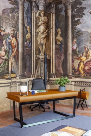 Peek-a-Book | Bureau design haut de gamme Poltrona Frau par Roberto Lazzeroni, design italien haut de gamme en cuir Pelle Frau® et frêne massif, disponible chez D-Style Interior