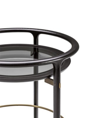 Bibliothèque mobile design haut de gamme DUO Trolley par Poltrona Frau, structure frêne massif avec plateaux verre et marbre, détails laiton bronzé et roulettes