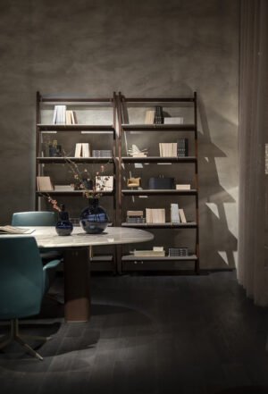 Bibliothèque design haut de gamme Ren par Poltrona Frau, design Neri&Hu avec structure noyer Canaletto et étagères cuir Saddle Extra, disponible chez D-Style Interior