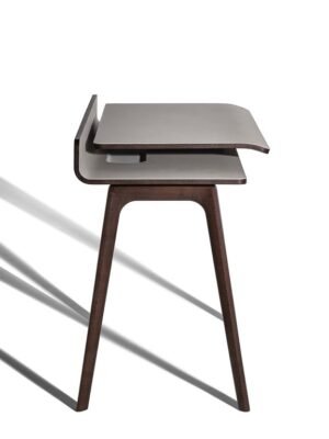 Iren Bureau design haut de gamme Freestanding par Poltrona Frau, bureau en frêne massif et cuir Pelle Frau®, design japonais haut de gamme disponible chez D-Style Interior