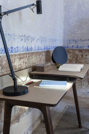 Iren Bureau design haut de gamme Freestanding par Poltrona Frau, bureau en frêne massif et cuir Pelle Frau®, design japonais haut de gamme disponible chez D-Style Interior