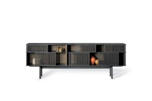 Bibliothèque design Lloyd Cabinet haut par Poltrona Frau, structure chêne et grilles coulissantes, disponible chez D-Style Interior