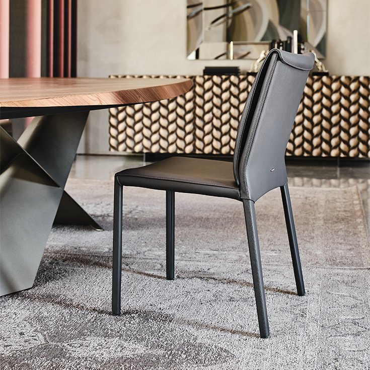 Italia Chaise design en cuir matelassé signée Cattelan Italia, alliant élégance, confort et savoir-faire artisanal, disponible chez D-Style Interior.