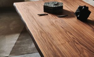 Table basse design haut de gamme Idem par Cattelan Italia, plateau bois massif aux bords irréguliers et base métallique graphite, disponible chez D-Style Interior.