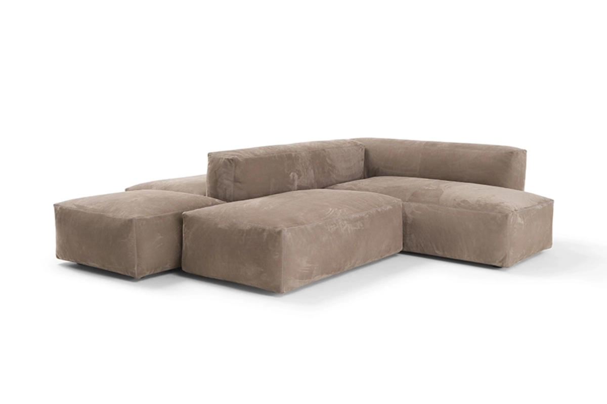 Davis Modulare canapé d’Amura Lab conjugue design modulable, confort luxueux et élégance italienne intemporelle. Disponible chez D-Style Interior.