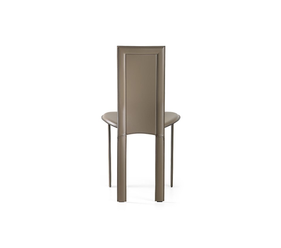 Lara Chaise design haut de gamme de Cattelan Italia en cuir avec coutures apparentes, disponible chez D-Style Interior.