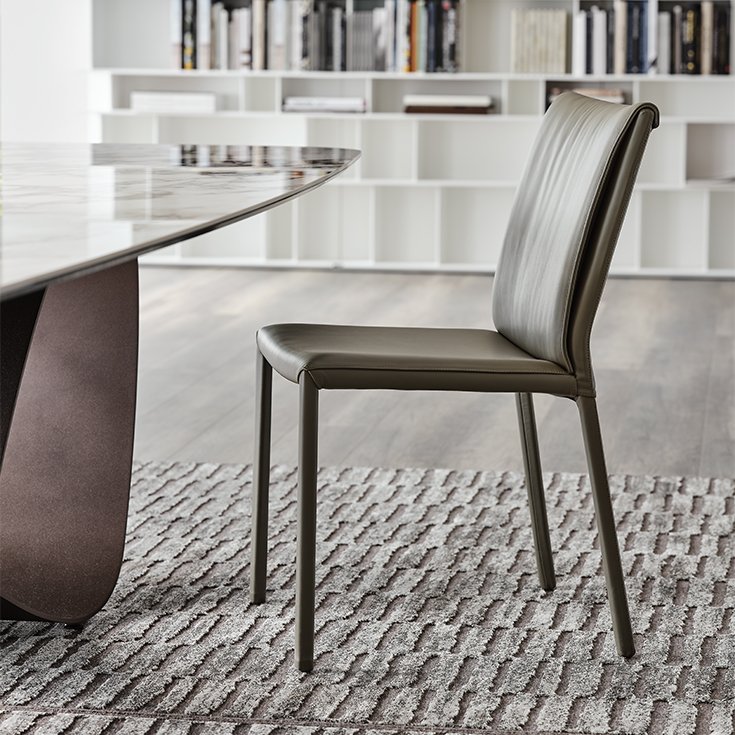 Italia Chaise design en cuir matelassé signée Cattelan Italia, alliant élégance, confort et savoir-faire artisanal, disponible chez D-Style Interior.
