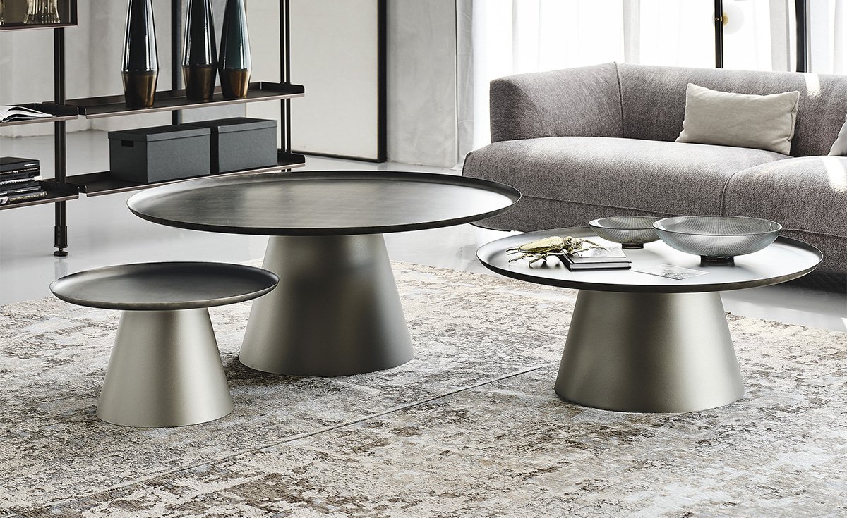 Table basse design haut de gamme Amerigo par Cattelan Italia, base conique acier avec plateau finition brossée, disponible chez D-Style Interior.