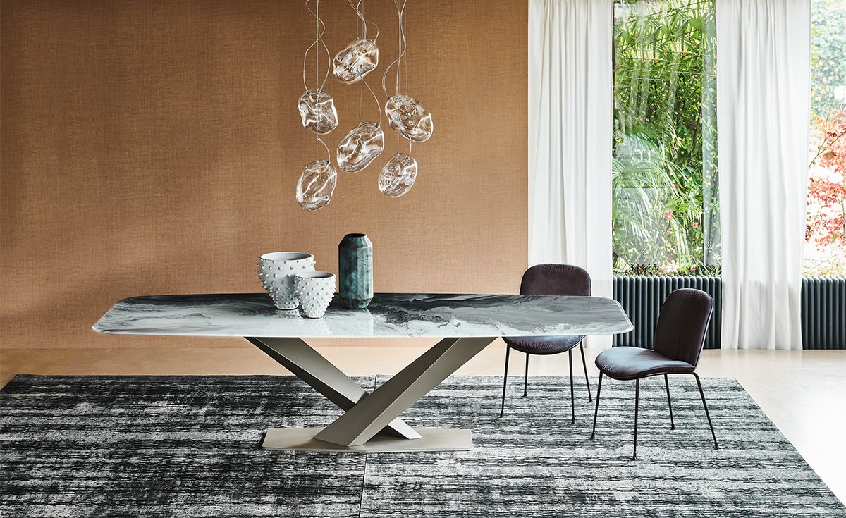 Stratos Crystalart table design haut de gamme en verre décoratif et acier par Cattelan Italia. Élégante et lumineuse, elle reflète le meilleur du design italien. Disponible chez D-Style Interior.