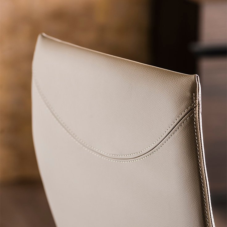 Anna chaise design de Cattelan Italia : design minimaliste et confortable, structure en acier laqué ou chromé, assise rembourrée et finitions personnalisables. Disponible chez D-Style Interior.