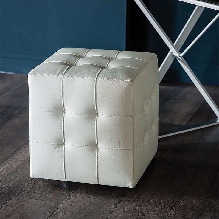 Bob Pouf capitonné sur roulettes, élégant et fonctionnel, signé Cattelan Italia. Un design raffiné en cuir ou simili-cuir. Disponible chez D-Style Interior.
