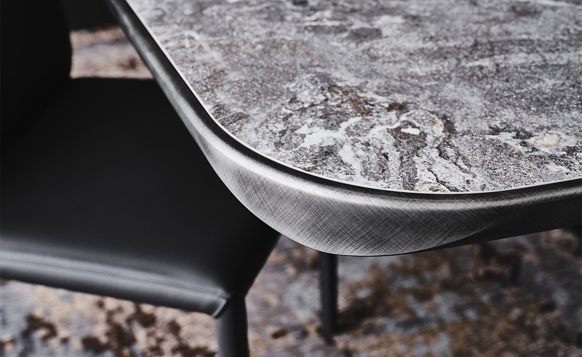 Planer Keramik Premium table design haut de gamme en céramique et acier laqué, alliance parfaite. Disponible chez D-Style Interior.
