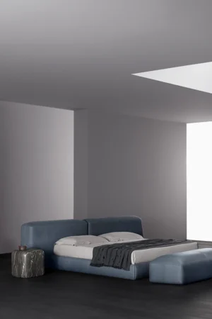 Le lit Lapis d’Amura Lab associe design sculptural, confort mémoire de forme et raffinement italien. Disponible chez D-Style Interior.
