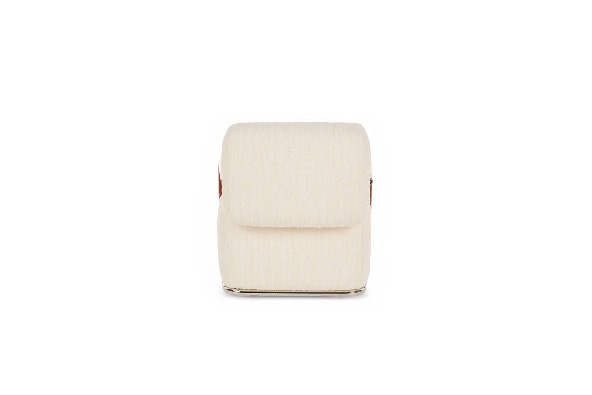 Lapis fauteuil d’Amura Lab allie design organique, confort absolu et savoir-faire artisanal italien. Disponible chez D-Style Interior.