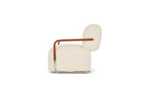 Lapis fauteuil d’Amura Lab allie design organique, confort absolu et savoir-faire artisanal italien. Disponible chez D-Style Interior.