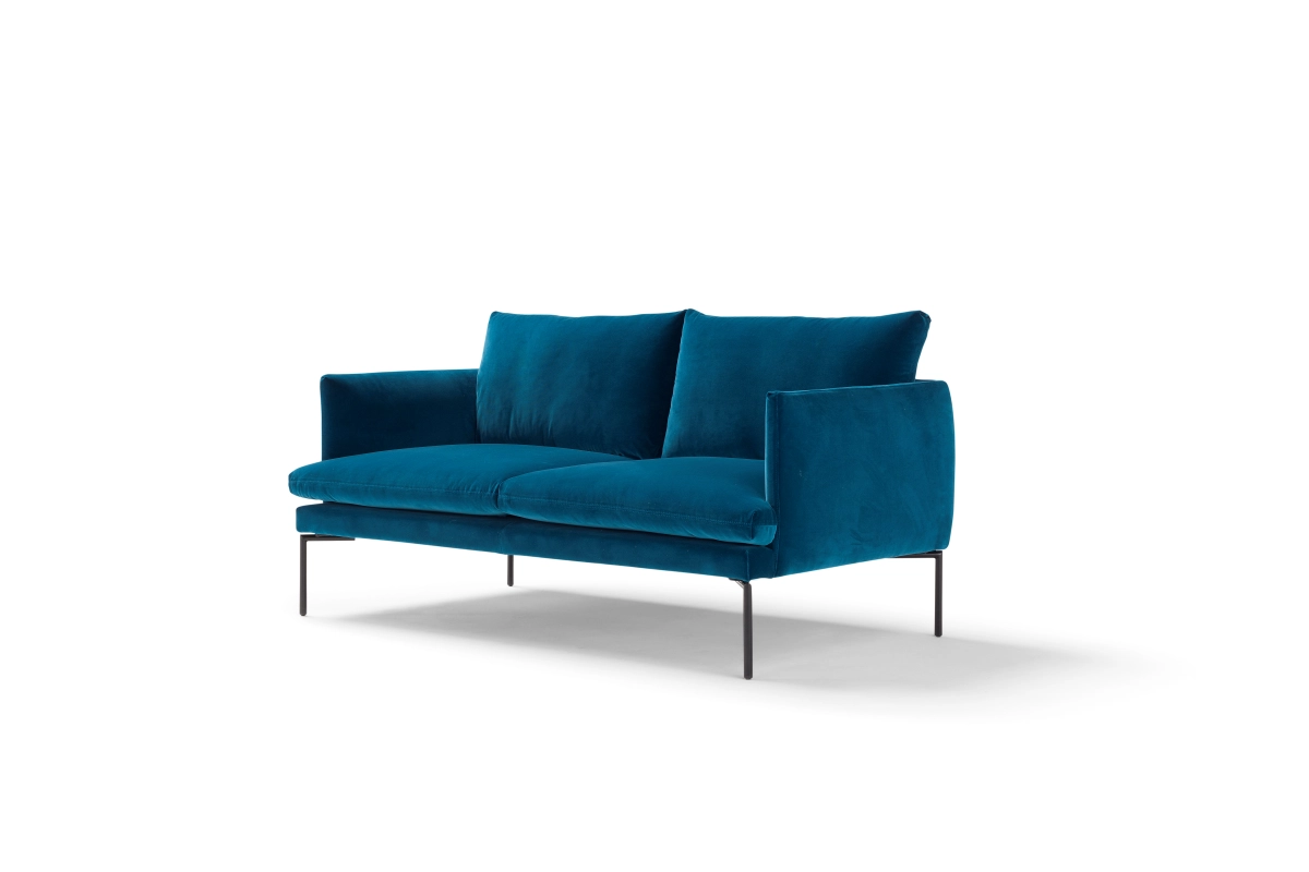 Mavis Canapé design haut de gamme signé Amura Lab, alliant lignes nettes, confort enveloppant et structure métallique élégante. Disponible chez D-Style Interior.