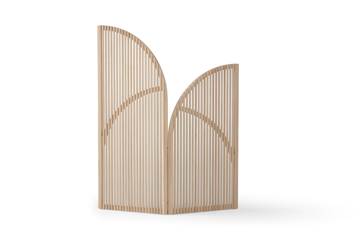 Origini Paravento d’Amura Lab, un paravent en bois et tissu au design raffiné. Disponible chez D-Style Interior.