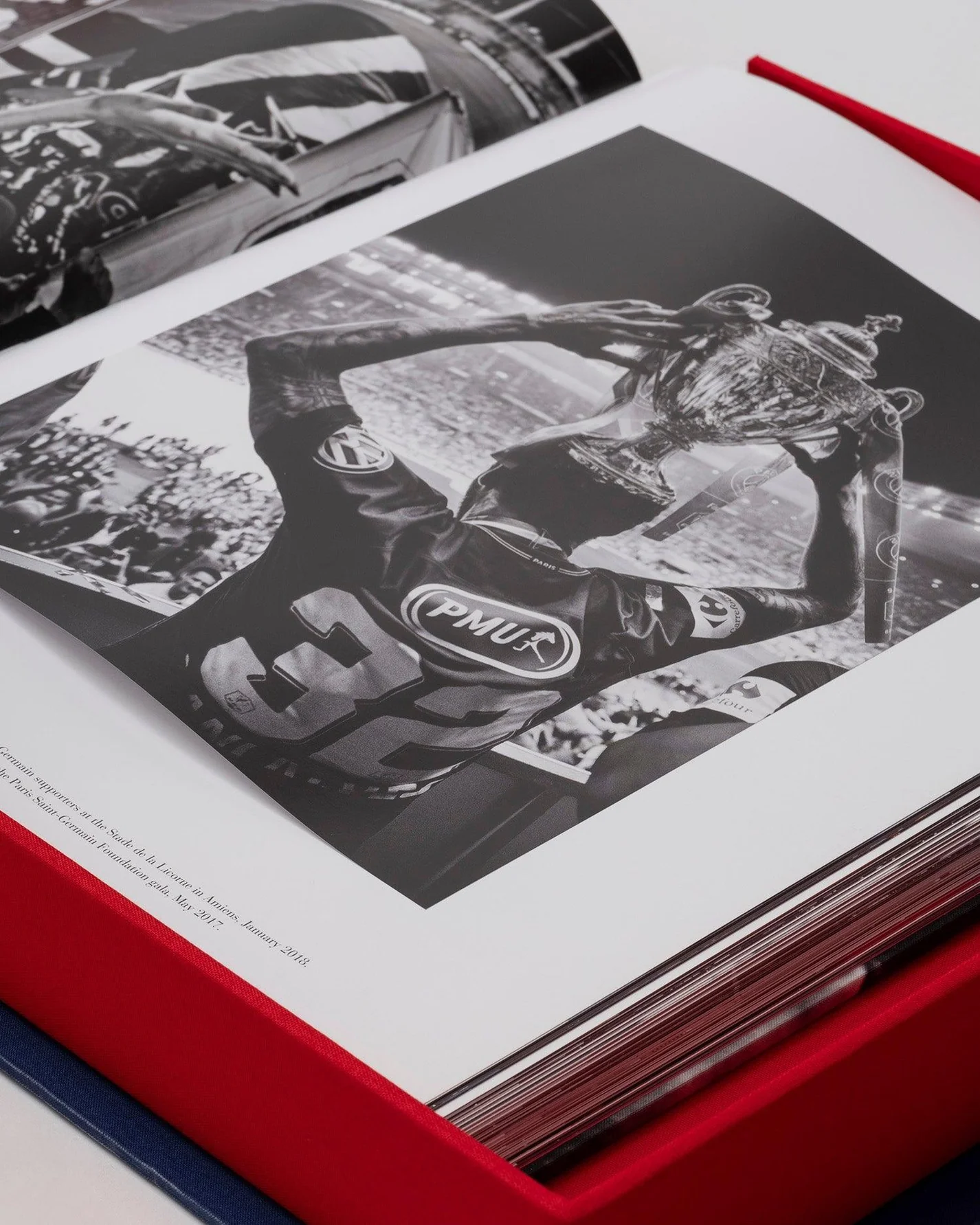 Livre design haut de gamme Paris Saint-Germain par Assouline, photographié par Julien Scussel, disponible chez D-Style Interior.