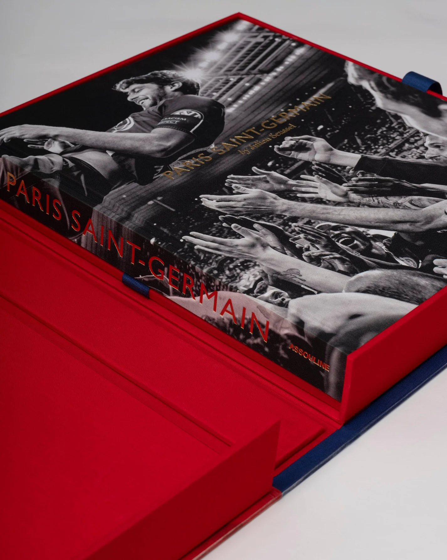 Livre design haut de gamme Paris Saint-Germain par Assouline, photographié par Julien Scussel, disponible chez D-Style Interior.