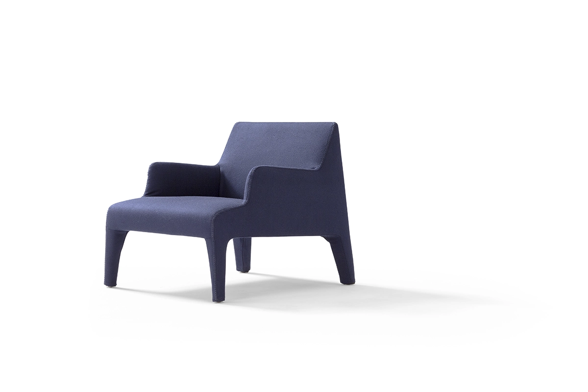 Frida fauteuil d’Amura Lab allie élégance intemporelle et confort enveloppant, sublimé par des coutures artisanales raffinées. Disponible chez D-Style Interior.