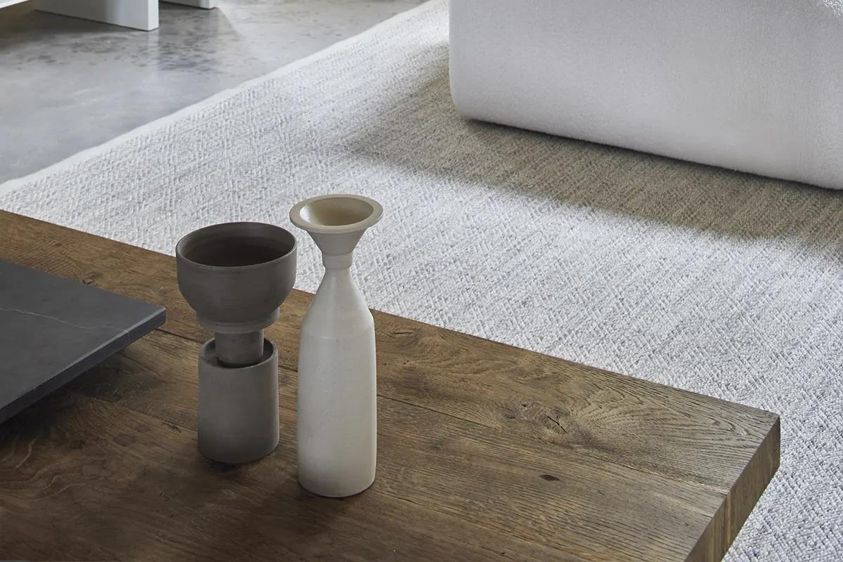 Tau par Amura Lab – une table basse minimaliste inspirée de la philosophie orientale, entre pureté des lignes et noblesse des matériaux. Disponible chez D-Style Interior.