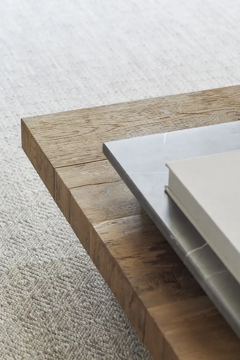 Tau par Amura Lab – une table basse minimaliste inspirée de la philosophie orientale, entre pureté des lignes et noblesse des matériaux. Disponible chez D-Style Interior.