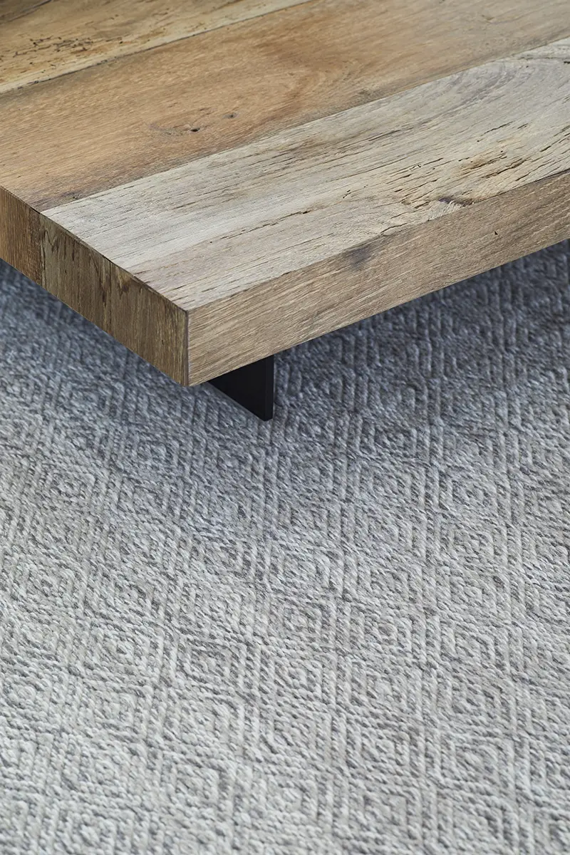 Tau par Amura Lab – une table basse minimaliste inspirée de la philosophie orientale, entre pureté des lignes et noblesse des matériaux. Disponible chez D-Style Interior.