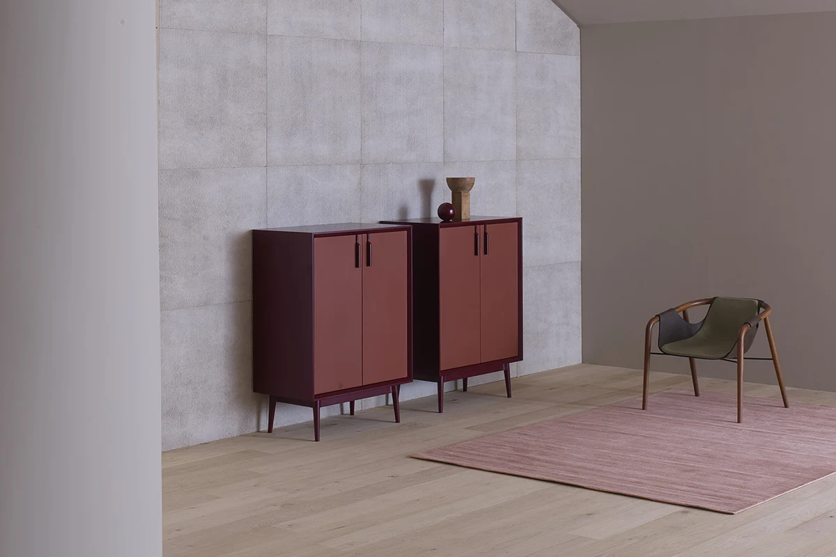 Bibliothèque Theo Credenza d’Amura Lab – une pièce au design sobre et raffiné, mêlant bois noble et finitions en cuir. Disponible chez D-Style Interior.