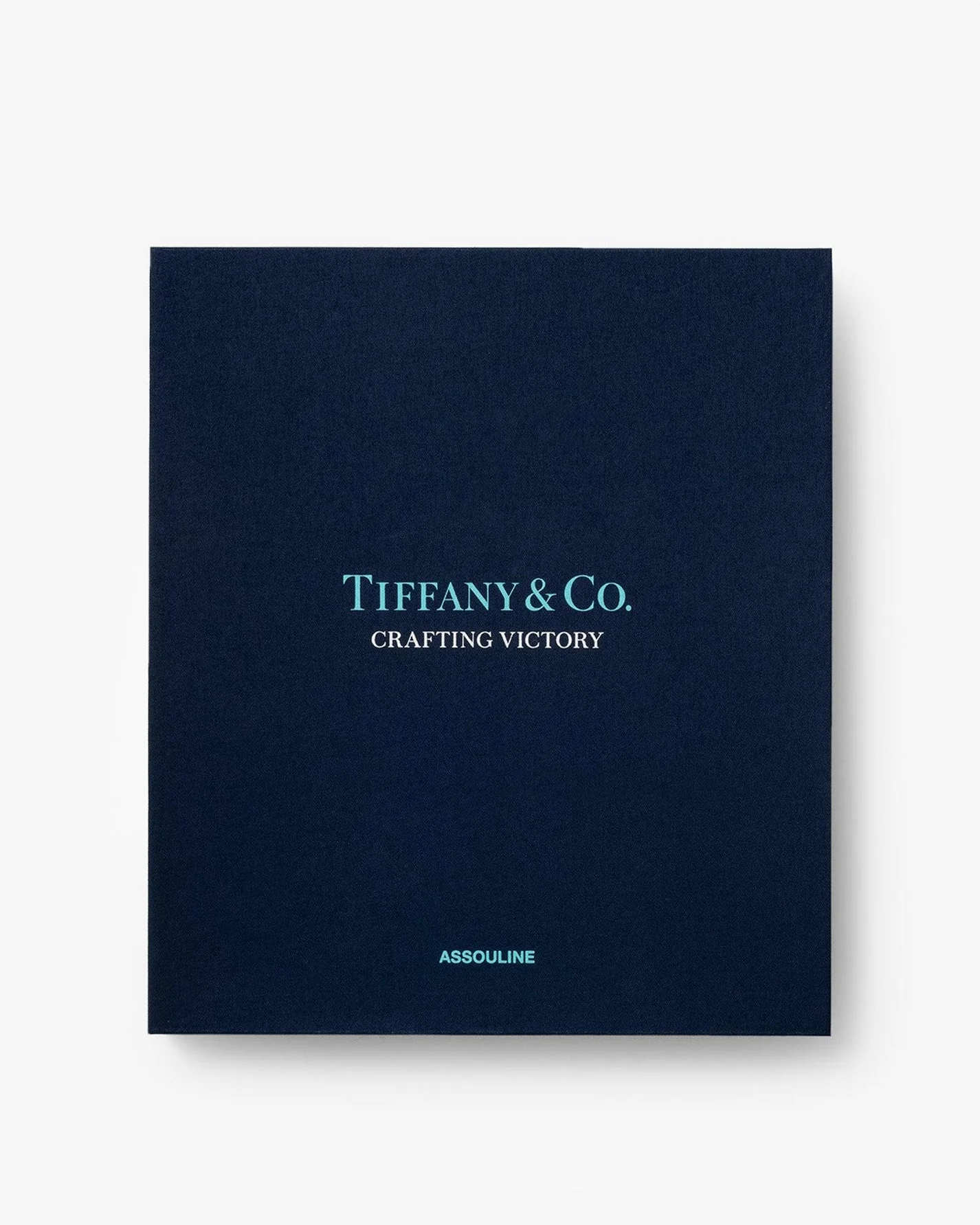 Livre design haut de gamme Tiffany & Co.: Crafting Victory par Assouline, édition sous écrin luxueux, disponible chez D-Style Interior.