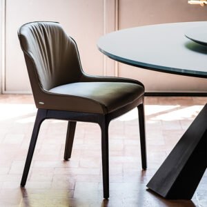 MUSA Chaise design en bois massif avec assise rembourrée en tissu ou cuir, avec ou sans accoudoirs. Disponible chez D-Style Interior.