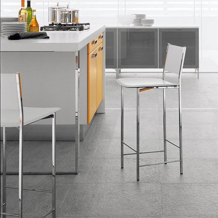Alessio est un tabouret moderne en cuir, alliant élégance et confort, fruit de l’excellence du savoir-faire italien. Disponible chez D-Style Interior.