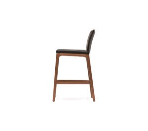 Tabouret Arcadia Couture au design élégant, assise matelassée en cuir et structure bois raffinée. Disponible chez D-Style Interior.