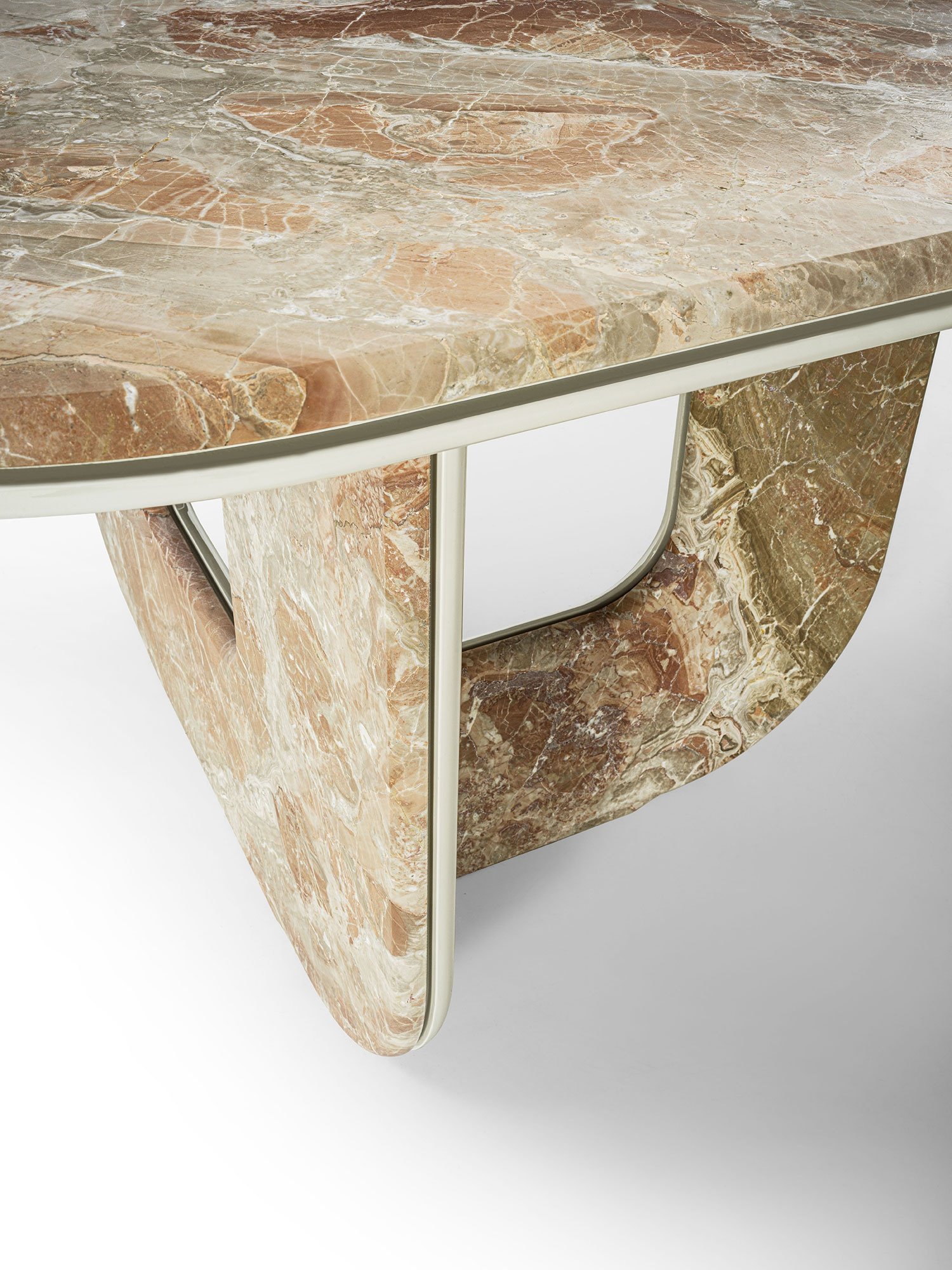 Table Gregory de Vittoria Frigerio – une œuvre sculpturale alliant marbre et laque brillante, équilibre parfait entre force architecturale et élégance italienne. Disponible chez D-Style Interior.